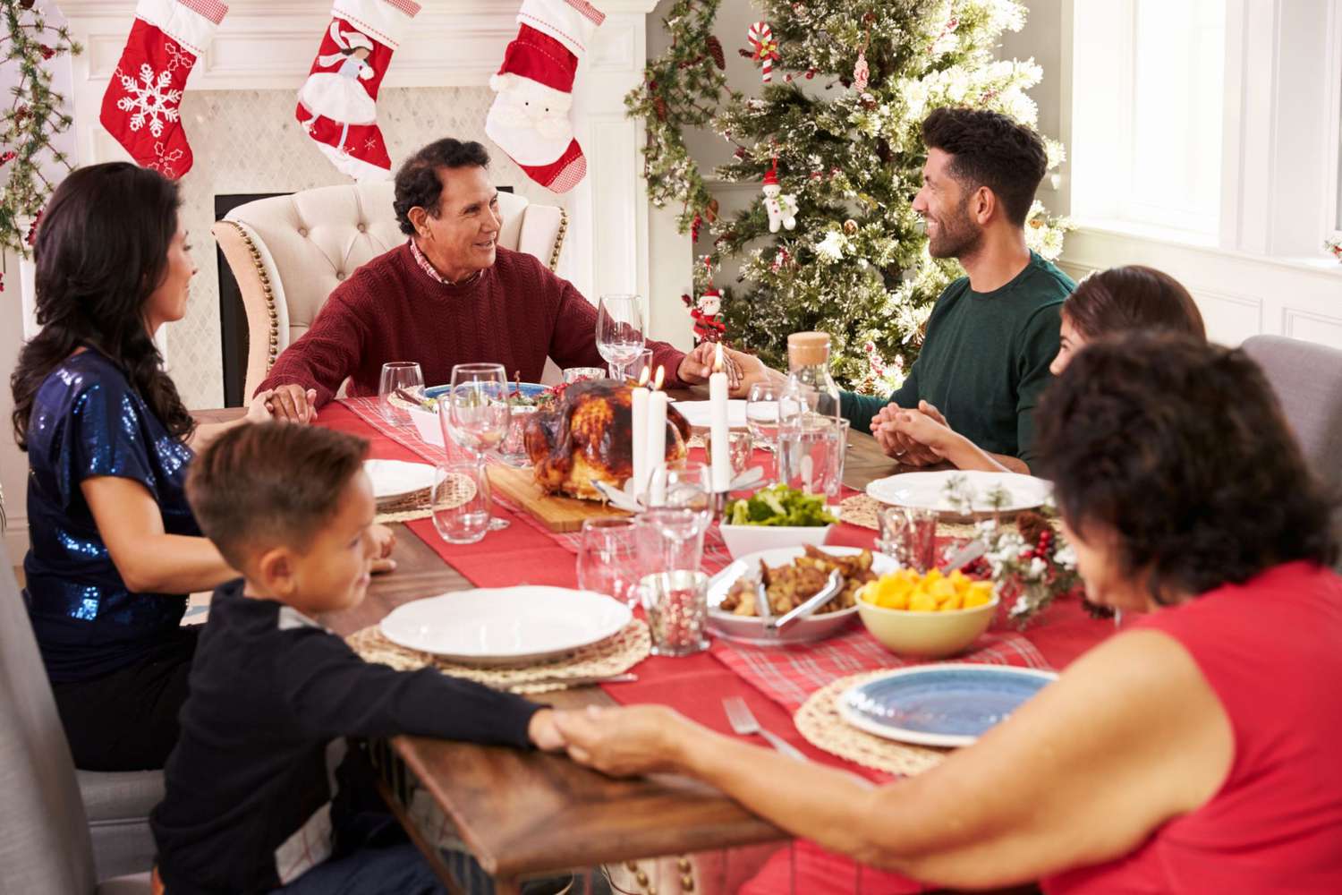 familia latina cena navidad