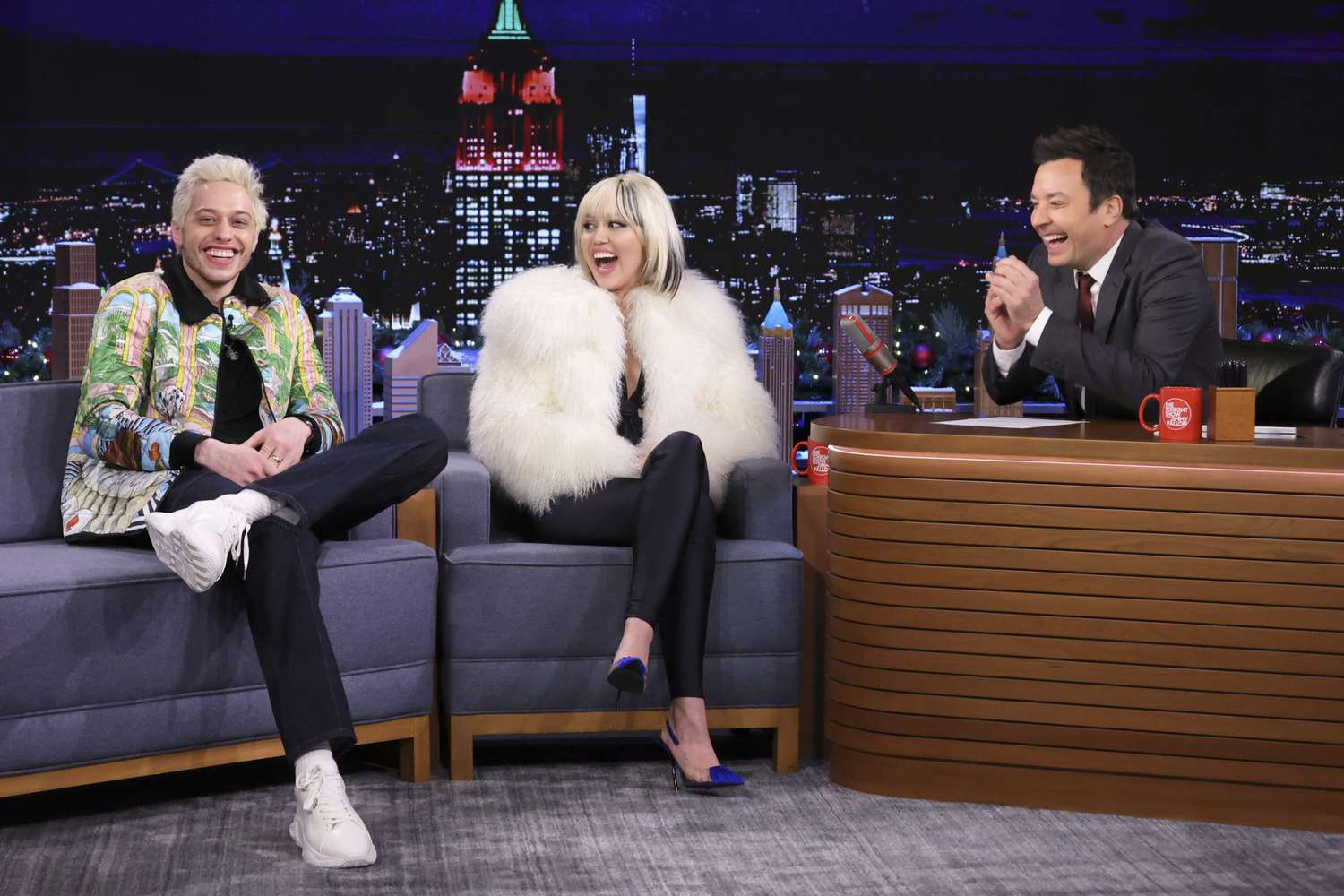 Pete Davidson, Miley Cyrus y Jimmy Fallon en The Tonight Show Starring Jimmy Fallon - Season 9