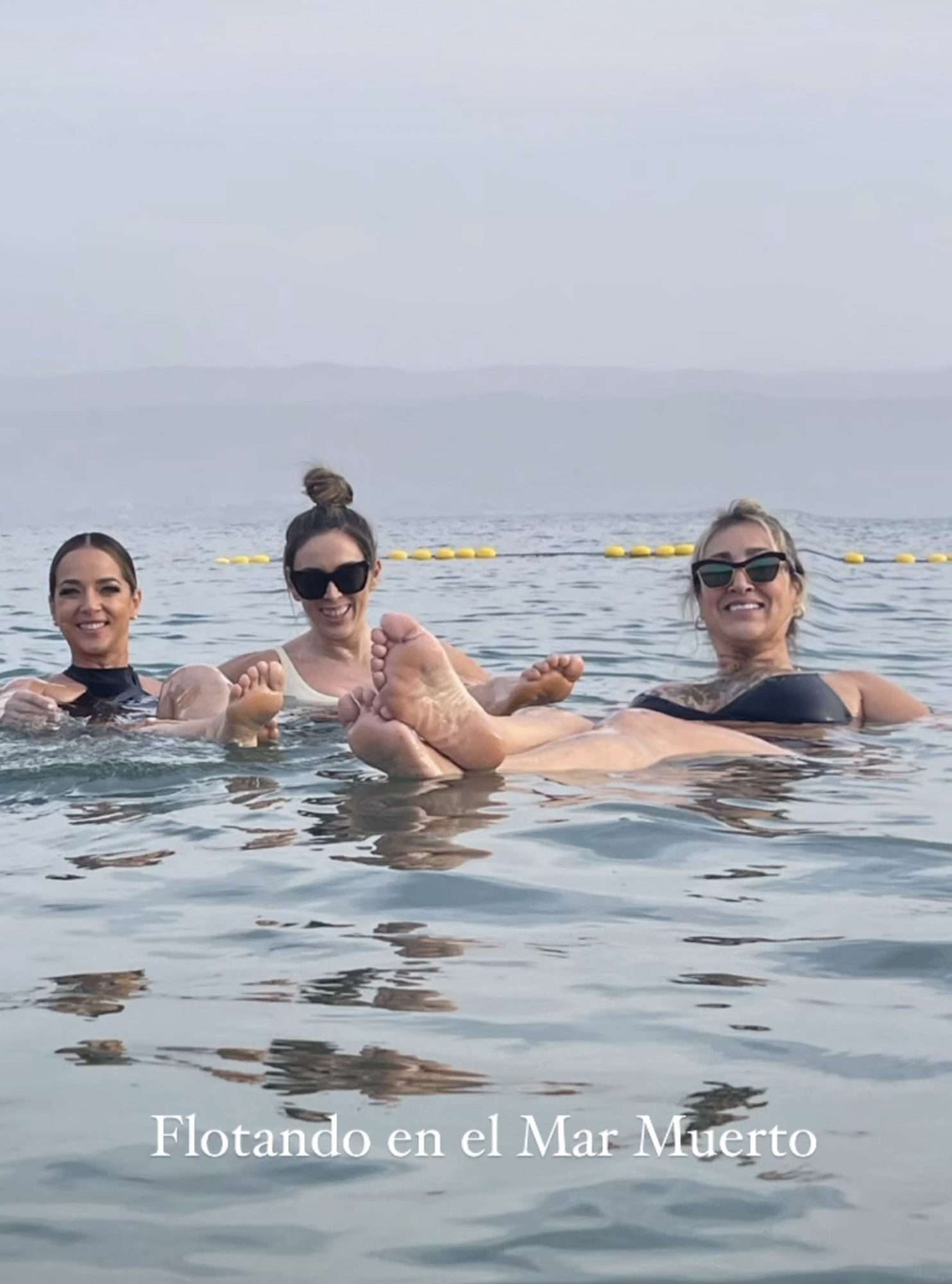 Adamari, Jacky y Laura flotando en el Mar Muerto