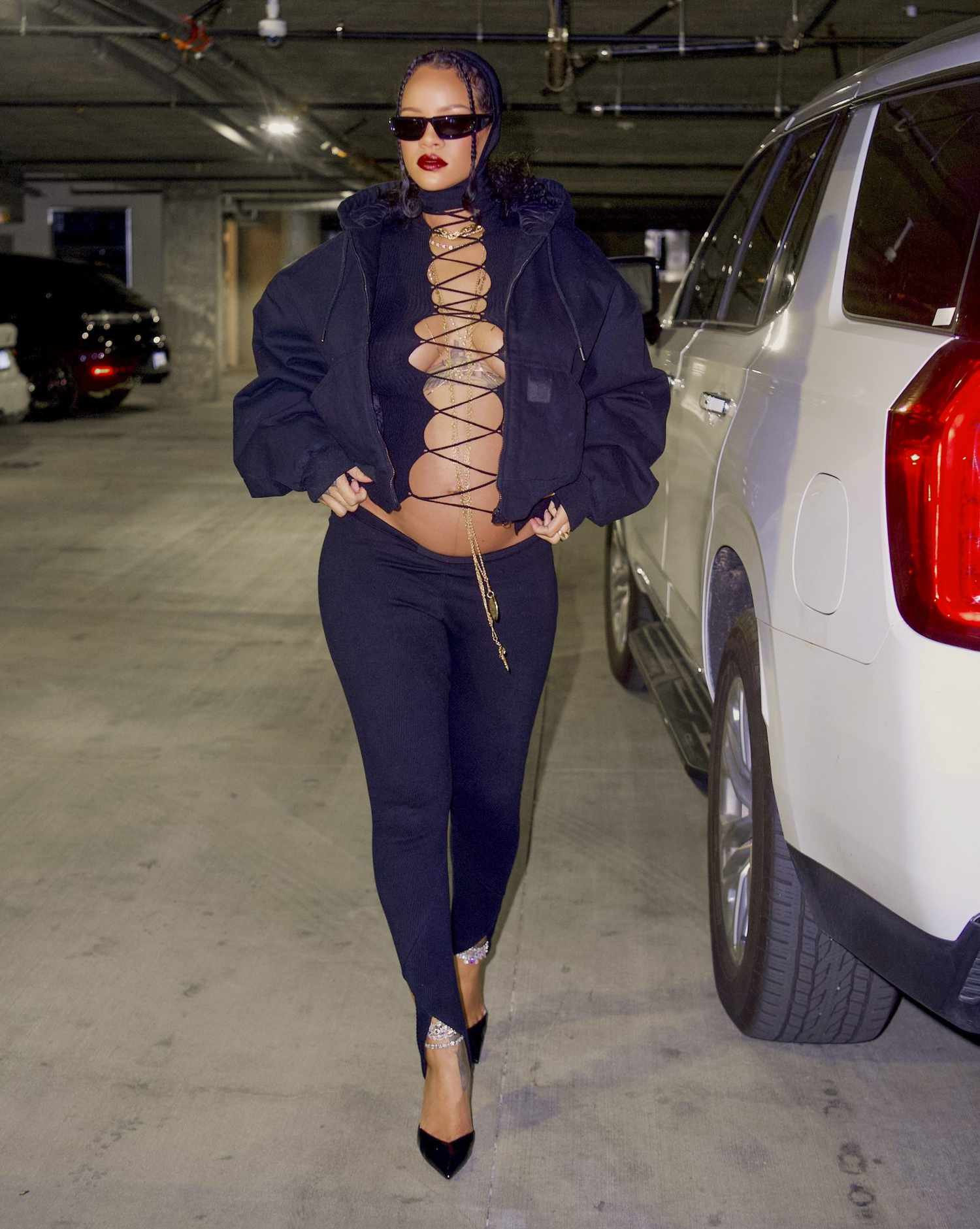 Rihanna embarazada tripa desnuda