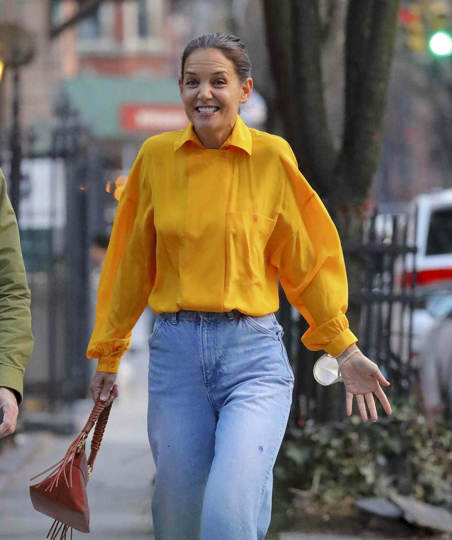 <p>En Nueva York encontramos a Katie Holmes anticipándose a la llegada de la primavera con esta colorida blusa y mostrando sus canitas, ¡le sientan bien!</p>
                            