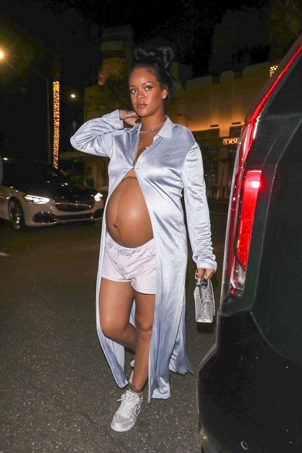 Rihanna muestra su panza de embarazada en una bata de saten