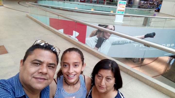 Debanhi Escobar y sus padres