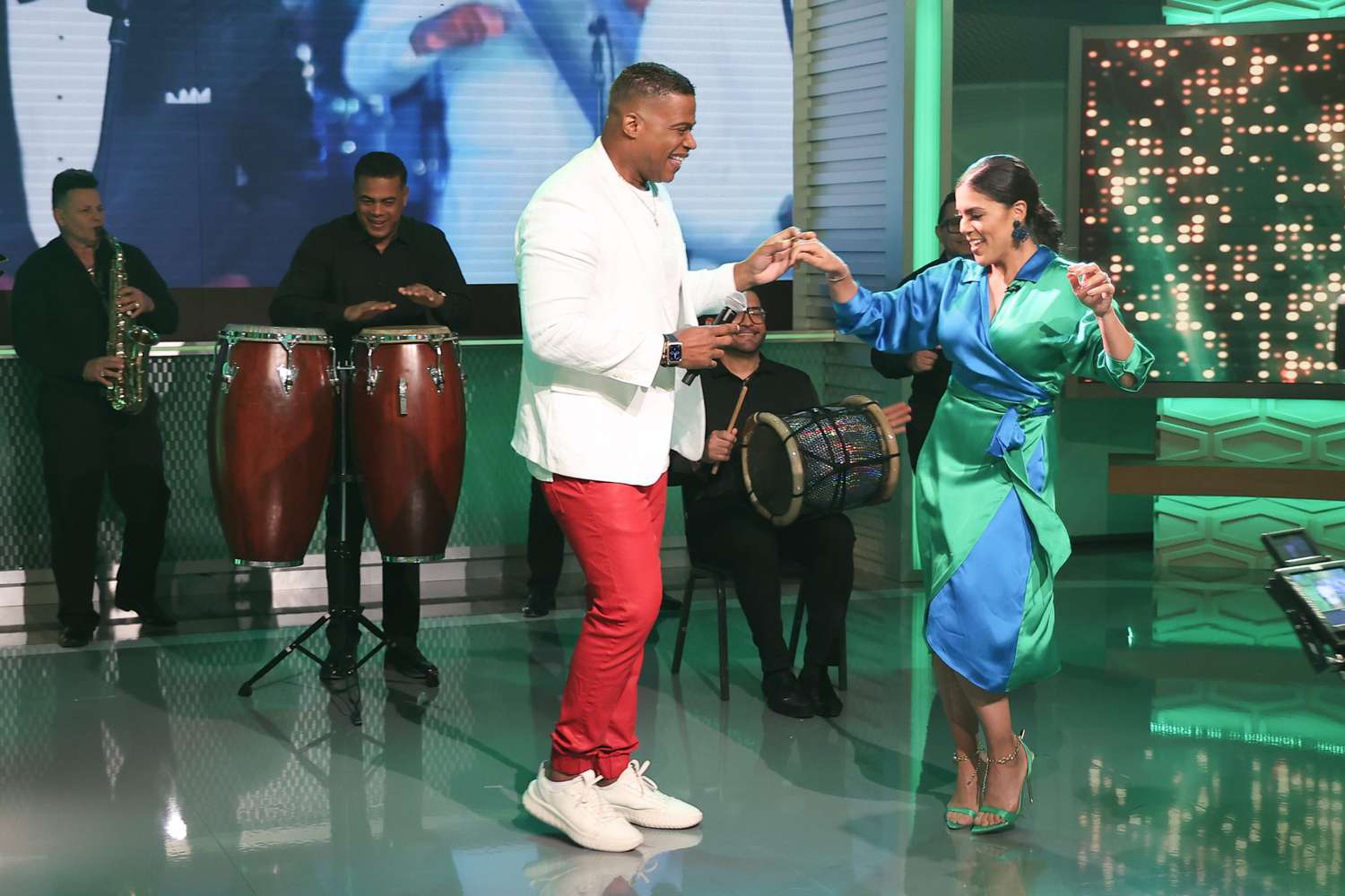 Jandy Ventura de Voz De Mando bailando con Francisca "Despierta America"