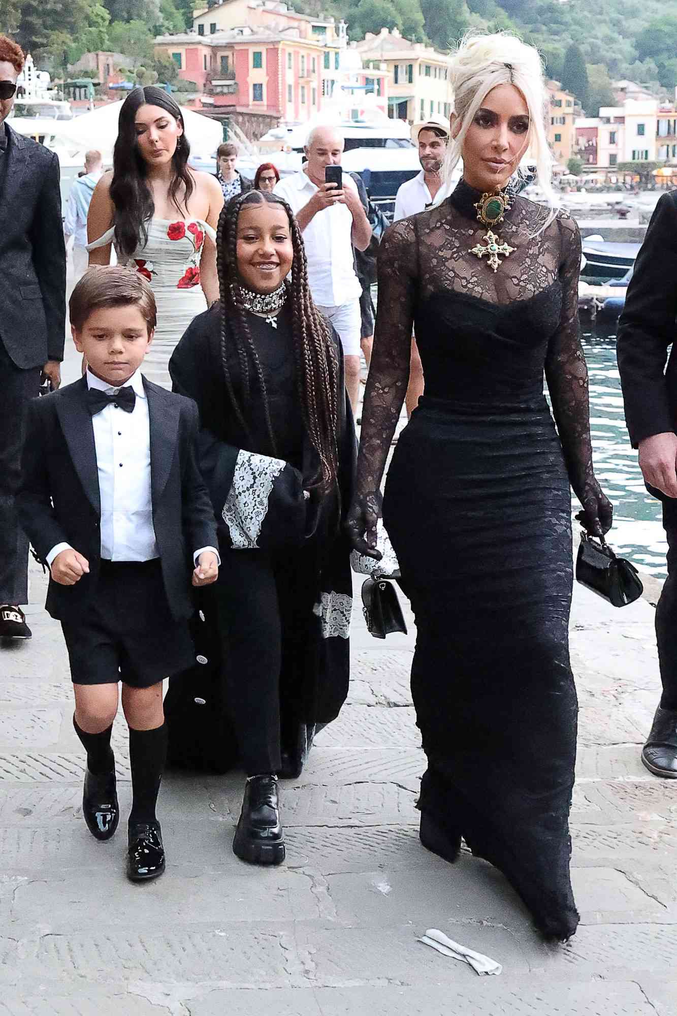 Todos los looks de la boda de Kourtney Kardashian en Italia | People en Español