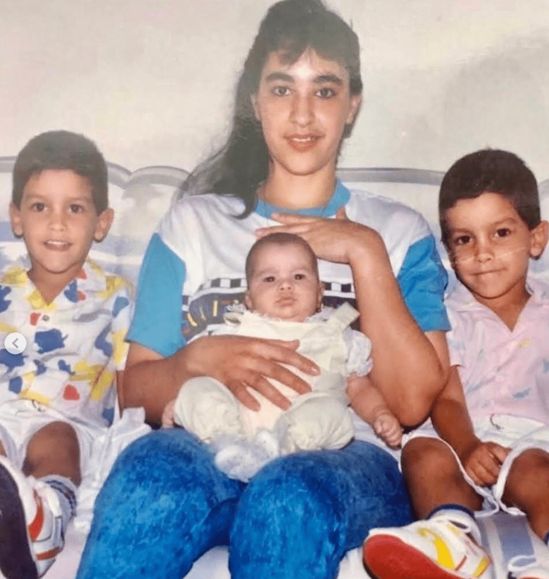 Clarissa Molina junto a su mamá y sus hermanos