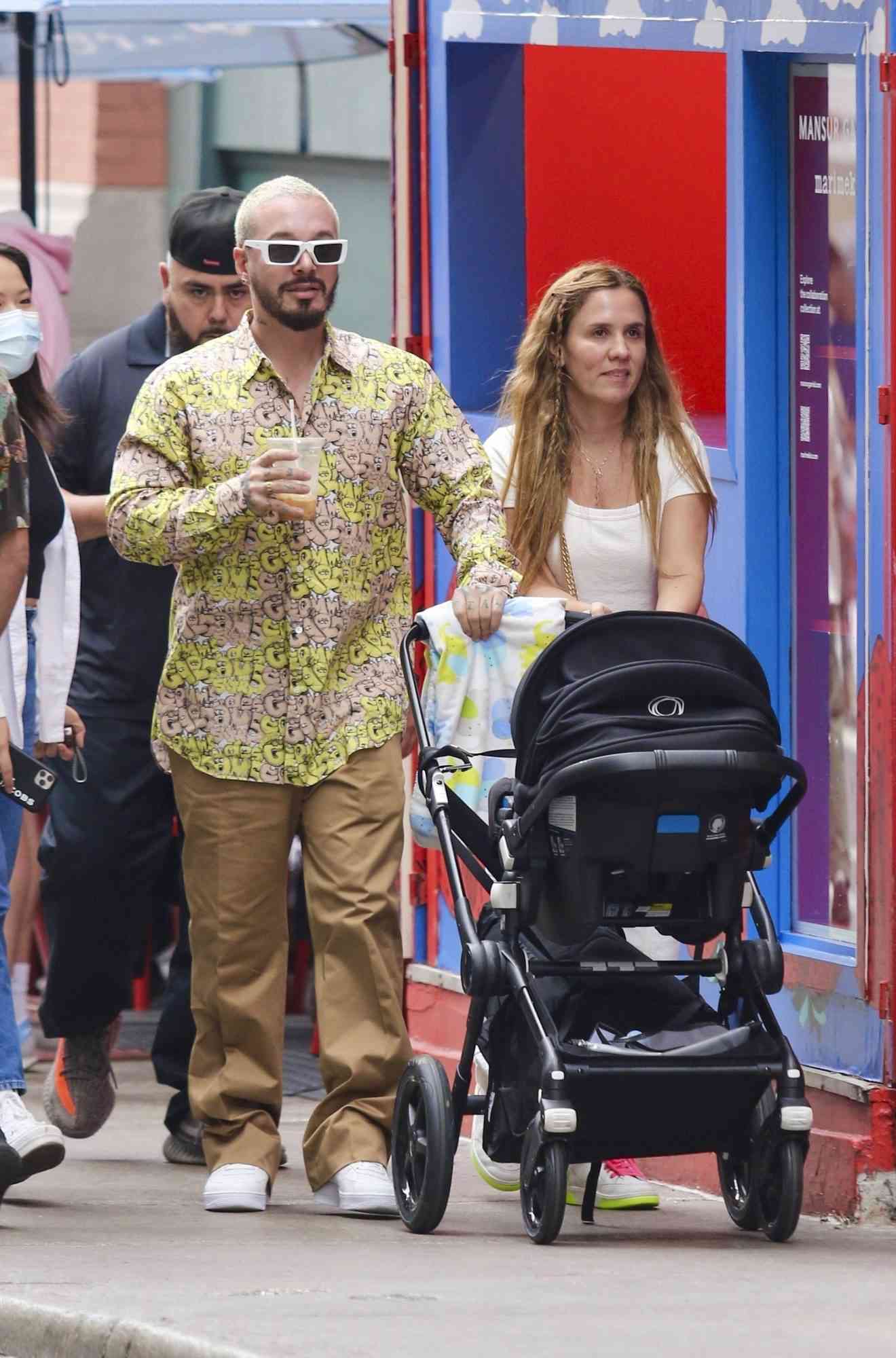 J Balvin se ve a la moda mientras pasea a su hijo en carriola en Nueva York