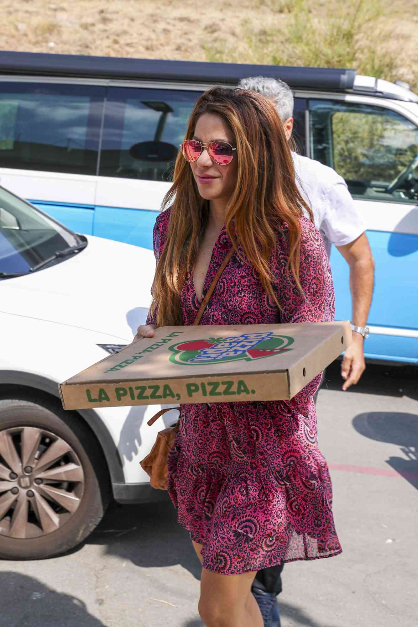Shakira hace una entrega especial de pizza para su hijo y sus compañeros de clase