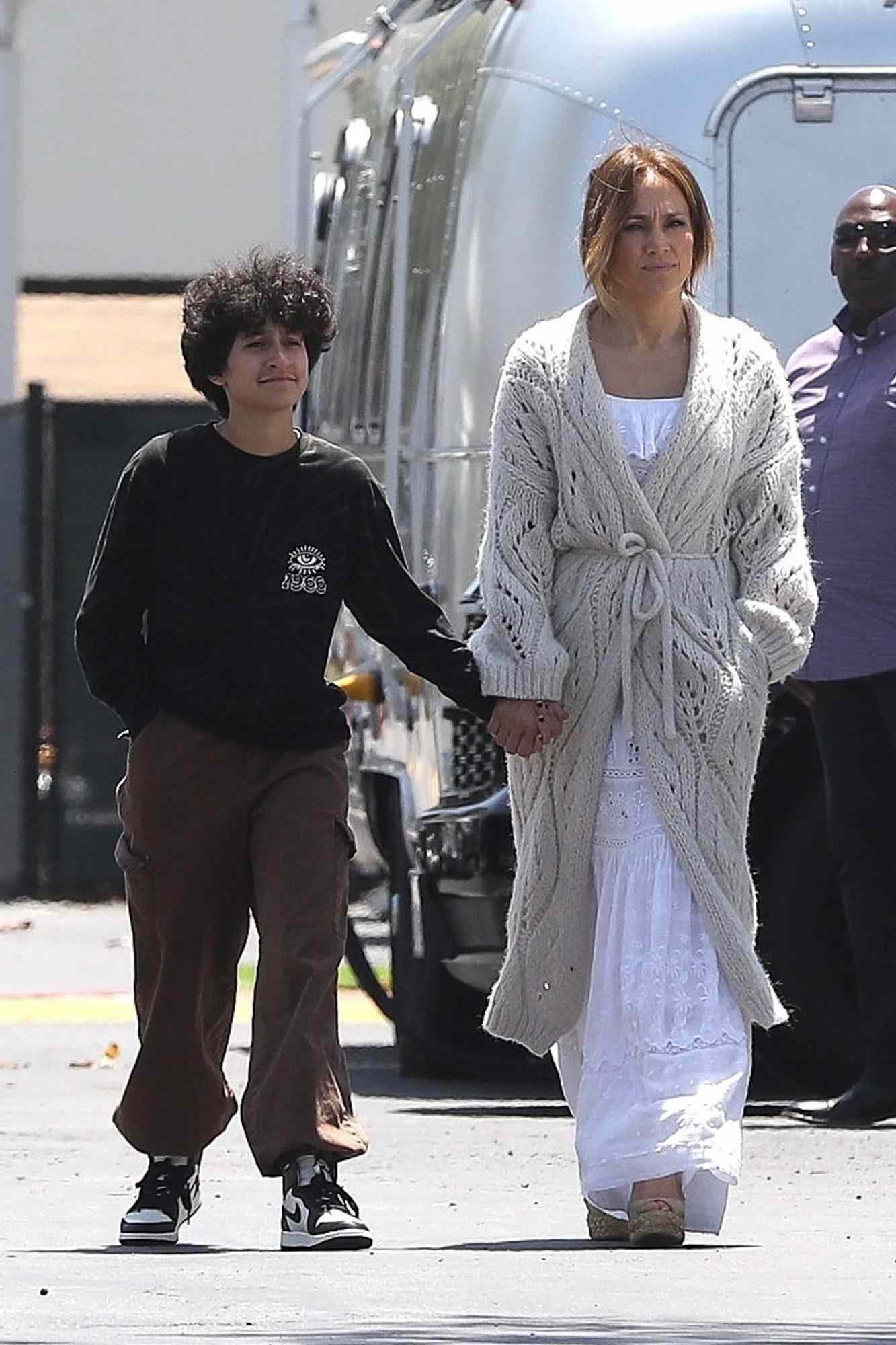 Jennifer Lopez da vibras de boda luciendo un hermoso vestido blanco mientras visita a Ben