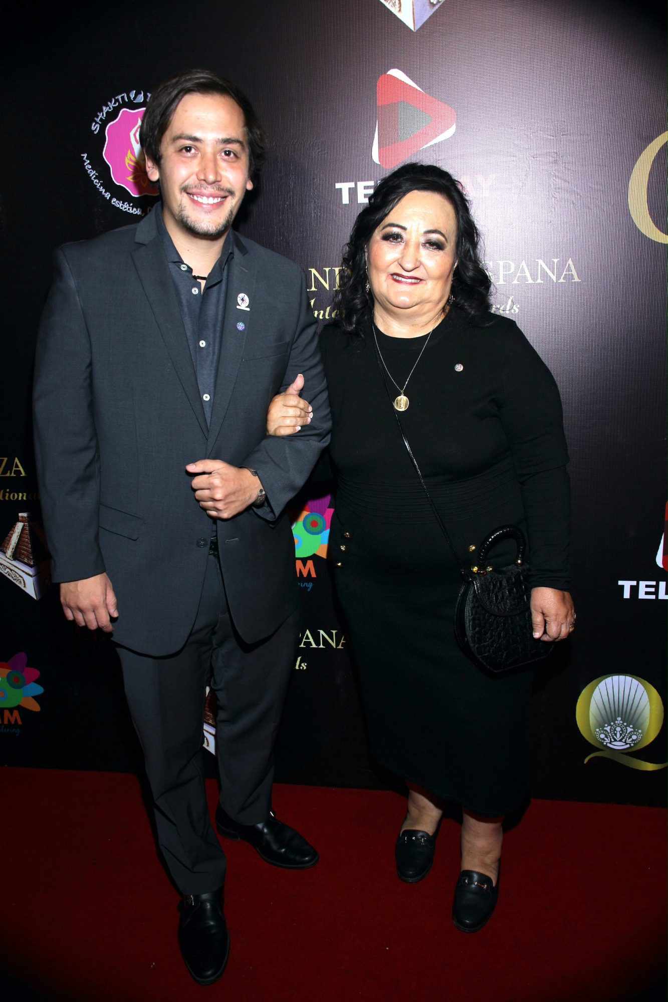 María Eugenia Plascencia, hija de Carmen Salinas, desfila acompañada de su hijo Manuel Monge por la alfombra roja de los Premios Grandeza Hispana
