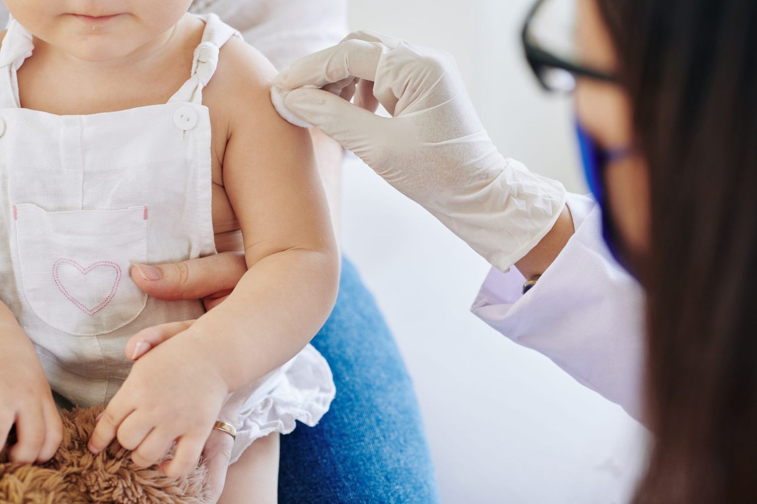 Bebé recibe dosis de vacuna