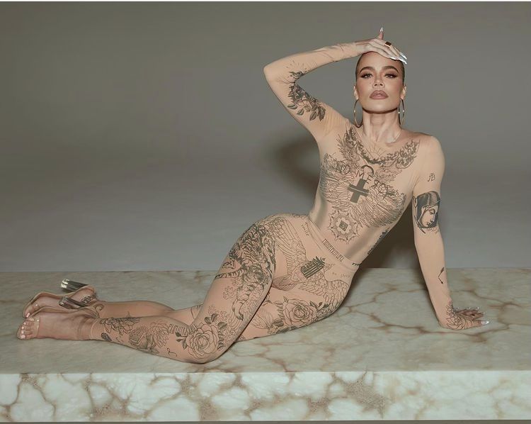 Khloe Kardashian posa desnuda con tatuajes