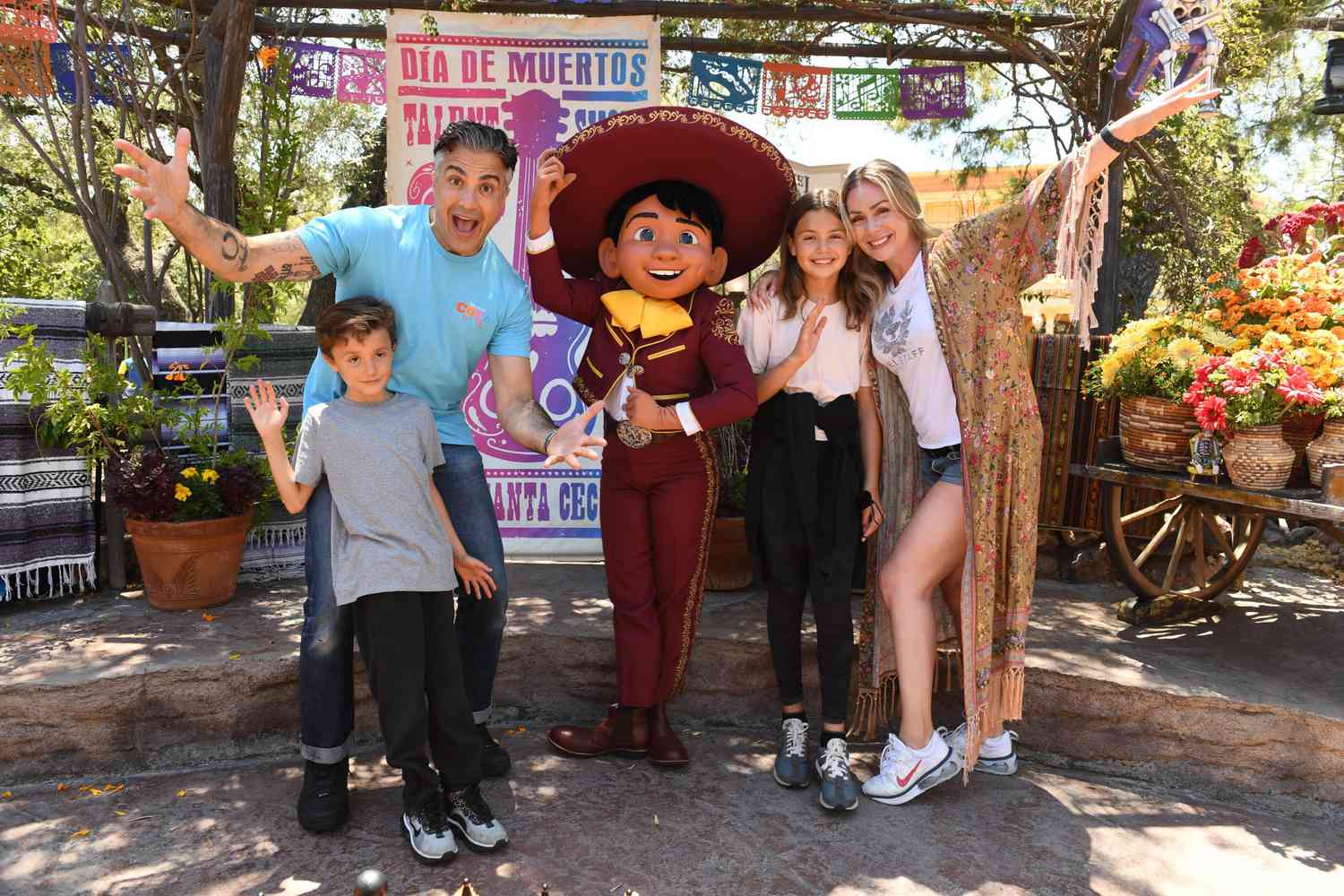 Jaime Camil, Heidi Balvanera, Elena y Jaime III en el parque Disneyland