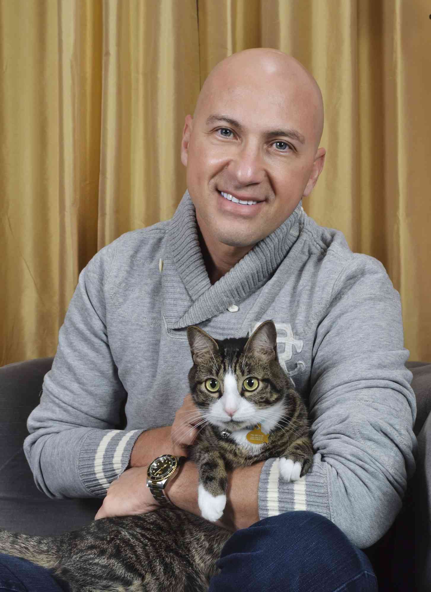 DR. Daniel Campos y el gato vegetariano NATE