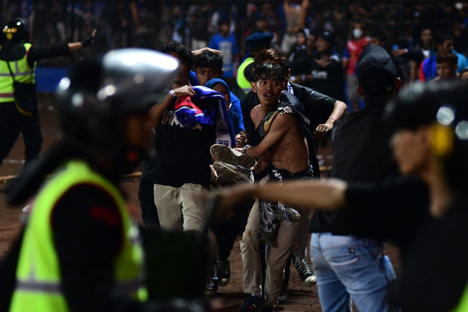 Altercados en campo de fútbol en Indonesia