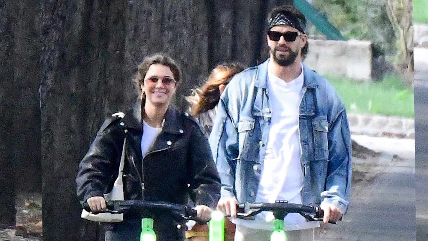 Gerard Piqué y su novia Clara Chia Marti disfrutan de un paseo en monopatín en Paris