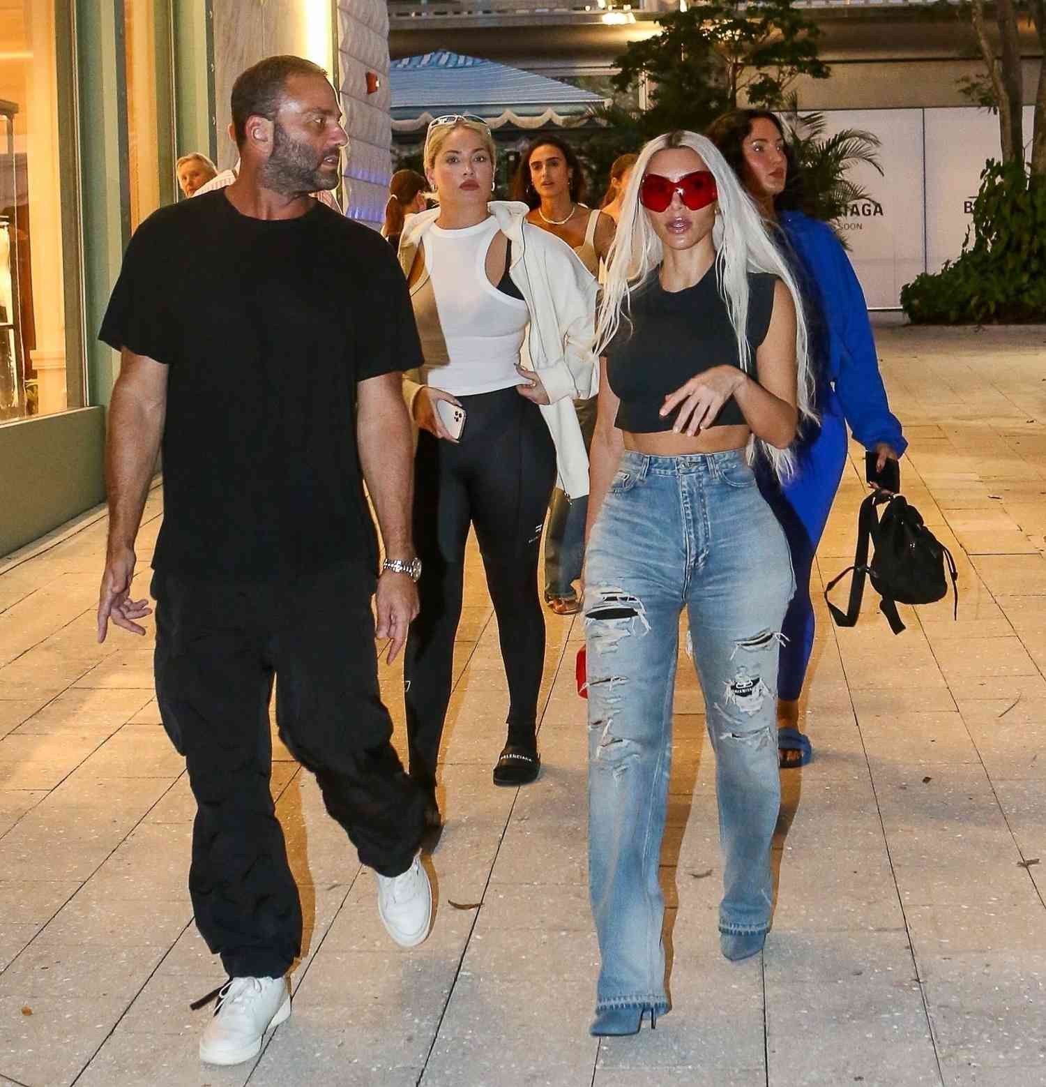 Kim Kardashian lleva su estilo sexy en una salida con su amigo David Grutman en Miami