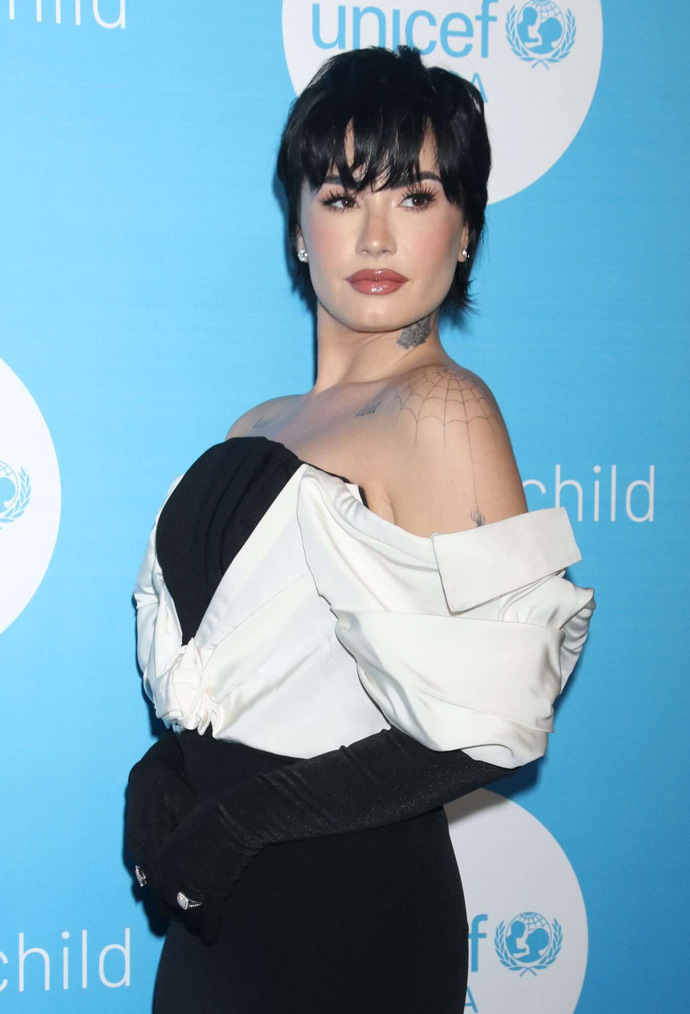 Demi Lovato deslumbra en la Alfombra Roja de la Gala de UNICEF de 2022 con un vestido bicolor