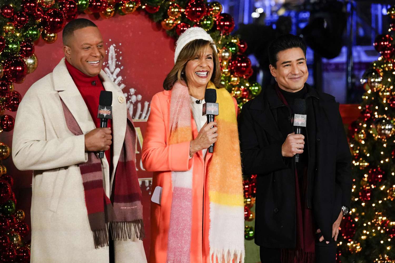 <p>En Nueva York captamos al actor y conductor mexicoamericano (der.) y a los conductores de NBC encabezando le ceremonia anual del encendido del árbol de navidad de Rockefeller Center.</p>
                            
