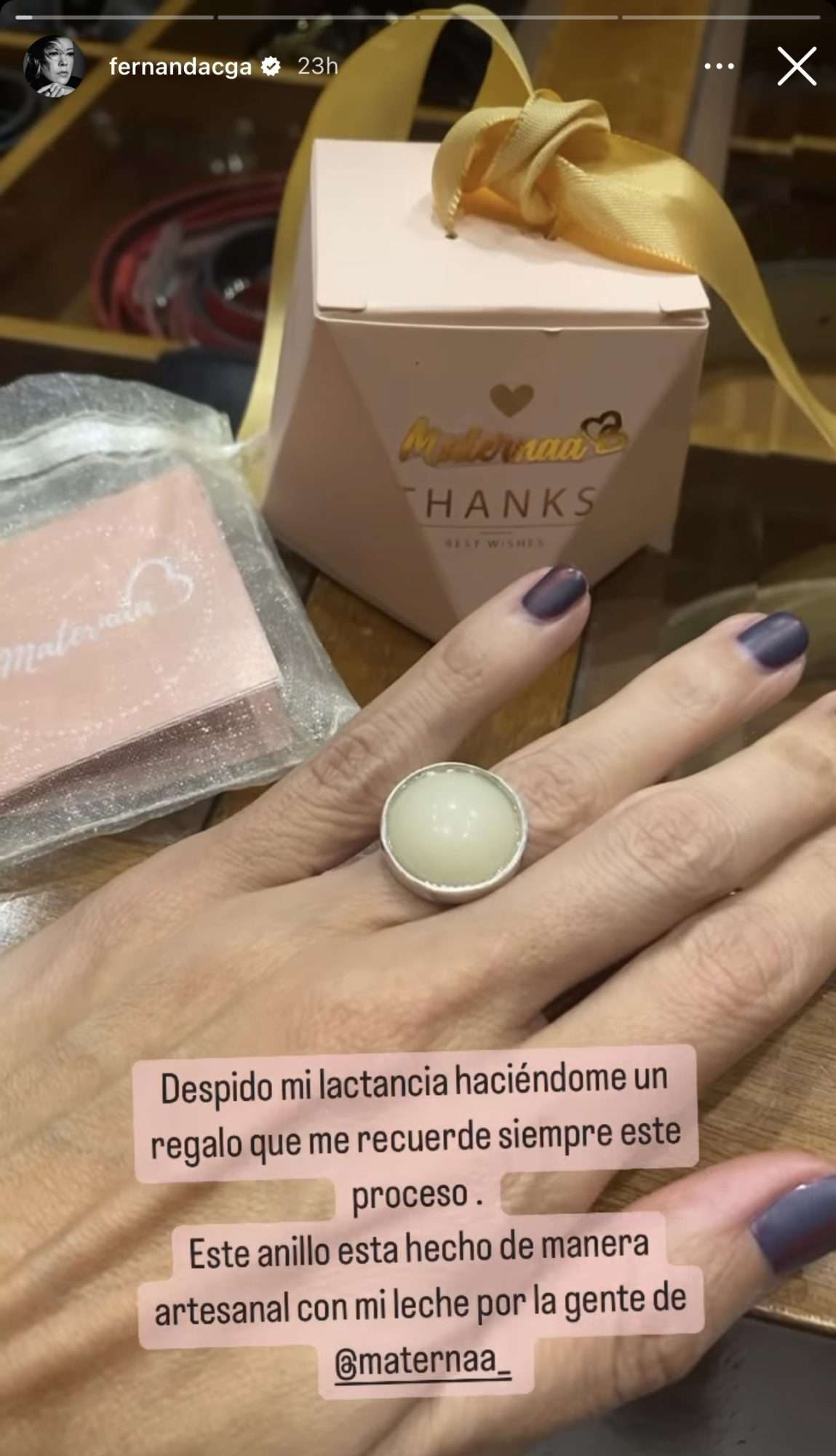 Fernanda Castillo muestra su anillo de leche materna