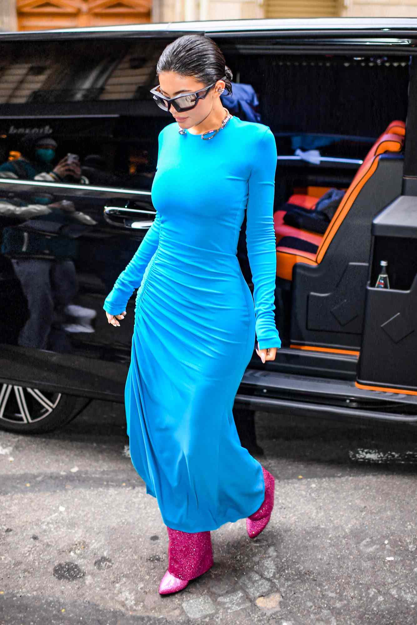 <p>Para asistir a un desfile de moda en París, la empresaria eligió este ceñido vestido azul turquesa de manga larga y botas fucsia de brillo.</p>
                            