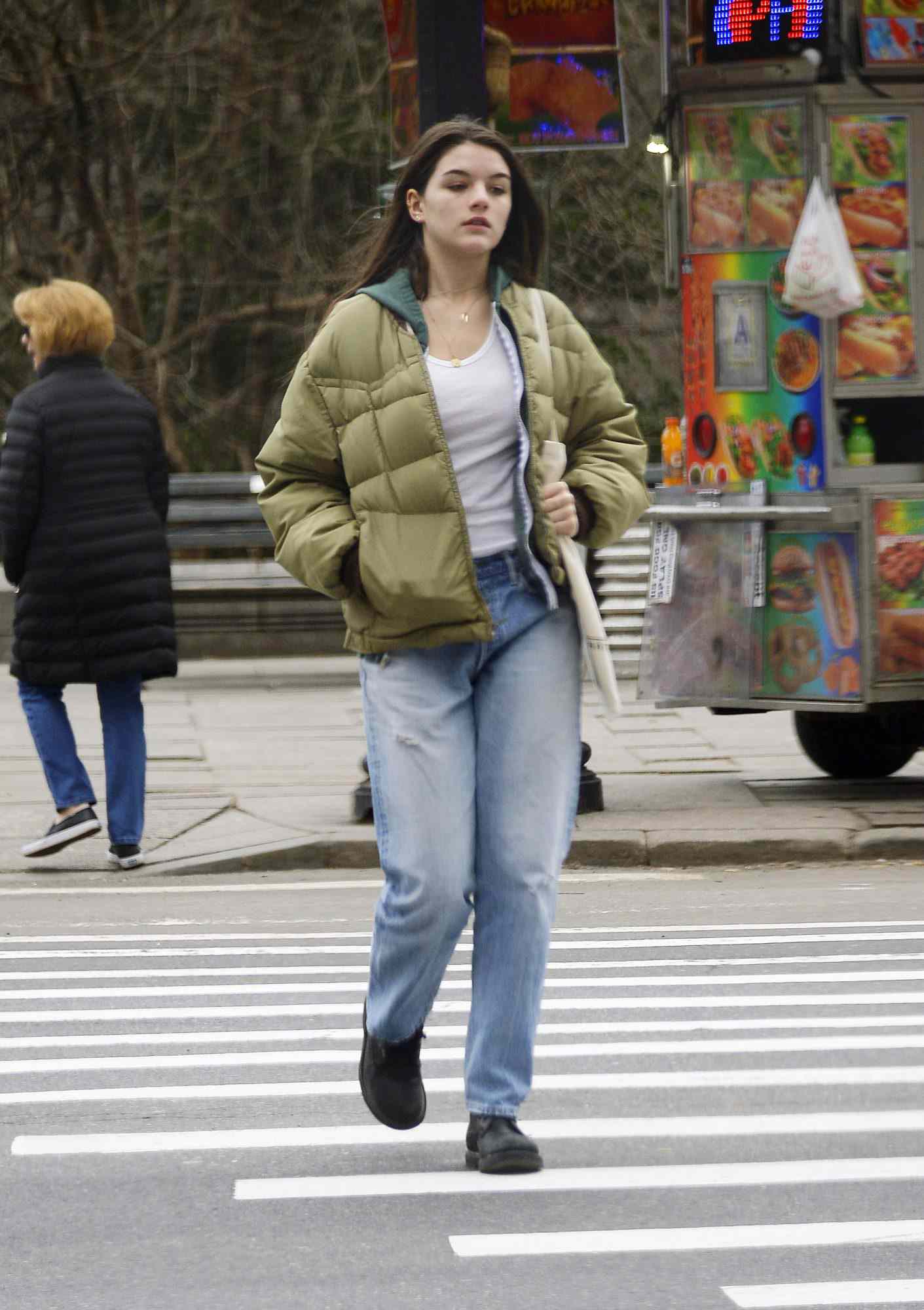 Suri Cruise se ve idéntica a su madre, Katie Holmes, mientras pasea por NYC
