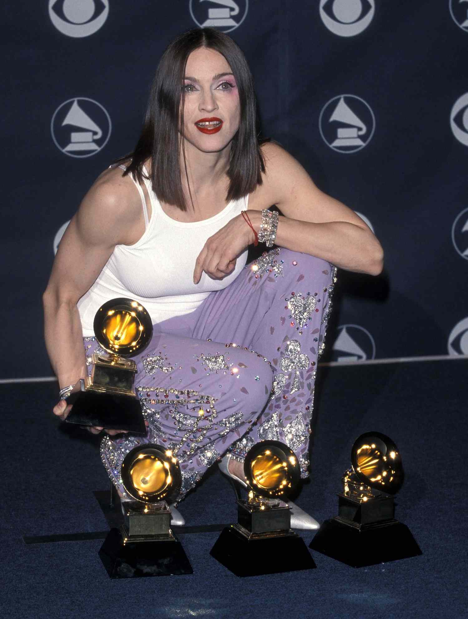 <p>Edición número 41 de los premios Grammy. Shrine Auditorium de Los Angeles, CA. Madonna presume sus cuatro gramófonos dorados luciendo  un estilo con aires de geisha y sus cada vez más pronunciados músculos.</p>
                            