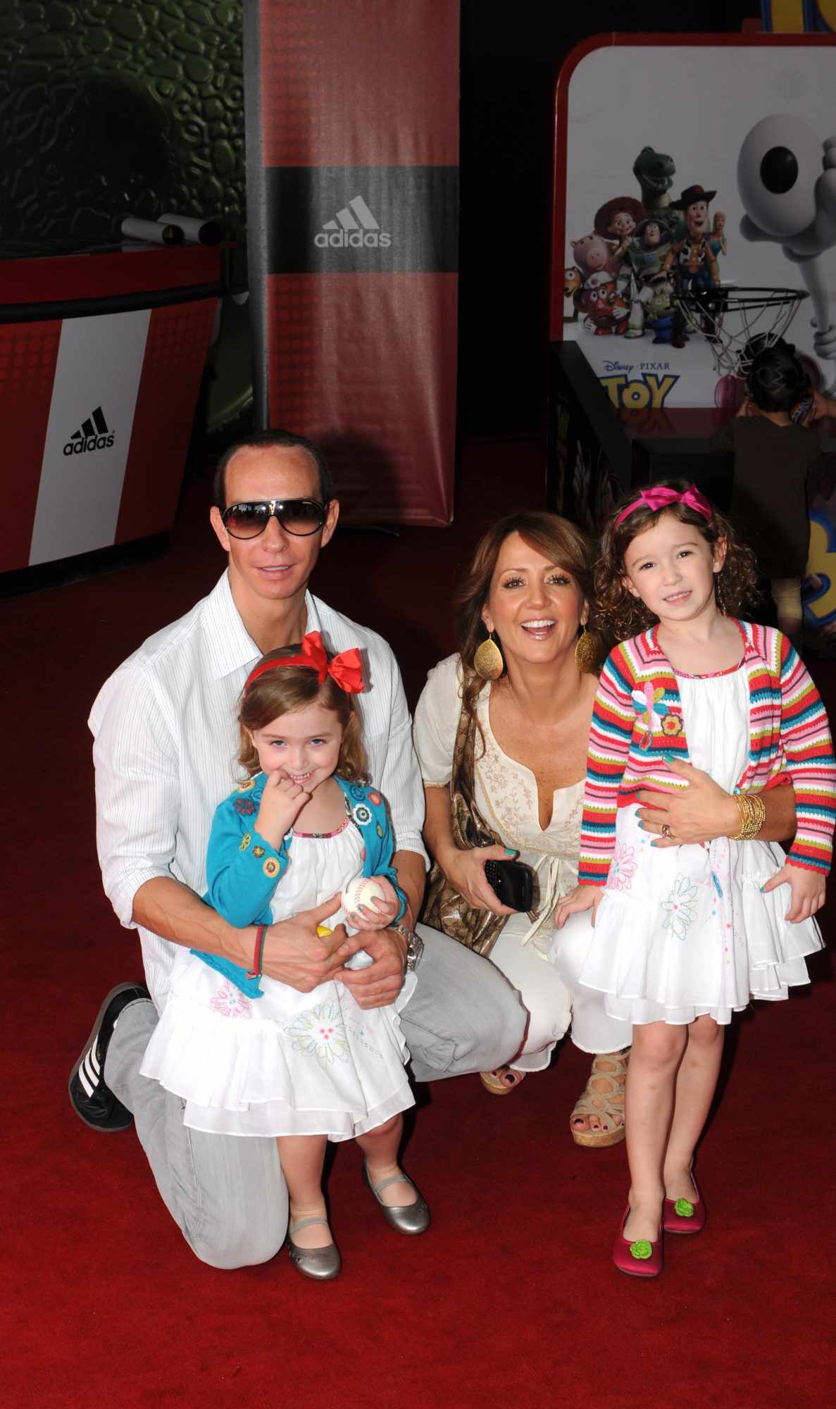 Erik Rubín y Andrea Legarreta y sus hijas Mía y Nina
