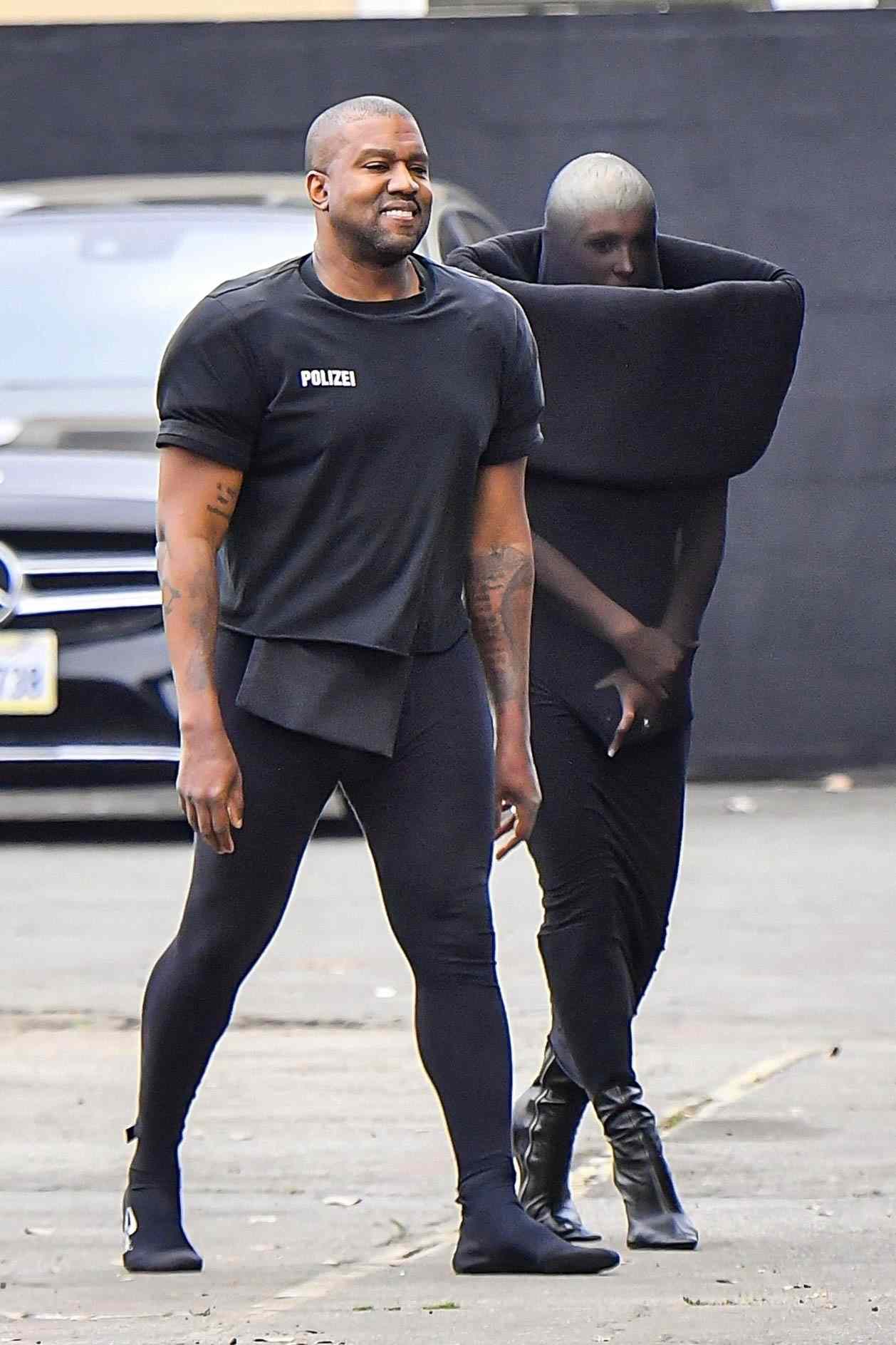 Kanye West y Bianca Censori visten los atuendo más extraños para ir a la iglesia