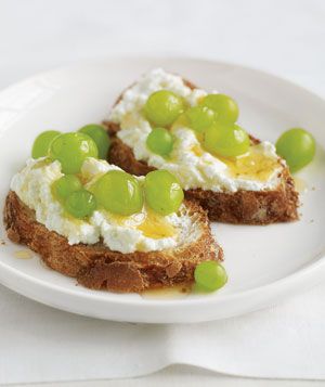 Toast With Ricotta and Grapes