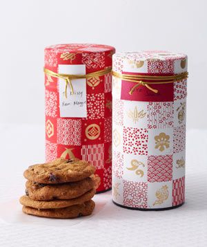 Cookies in vintage-inspired tea tins