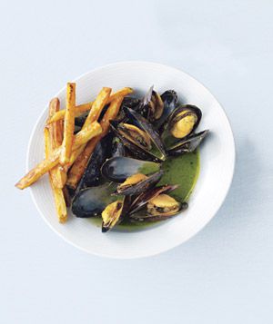 Mussels With Pesto and Garlic Oven Fries