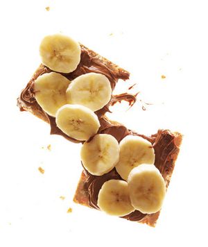 Crackers With Chocolate-Hazelnut Spread and Banana