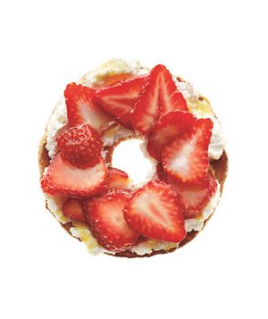 Bagel With Ricotta and Strawberries