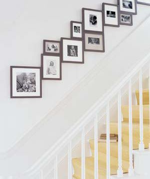 Картины в рамках вдоль лестницы