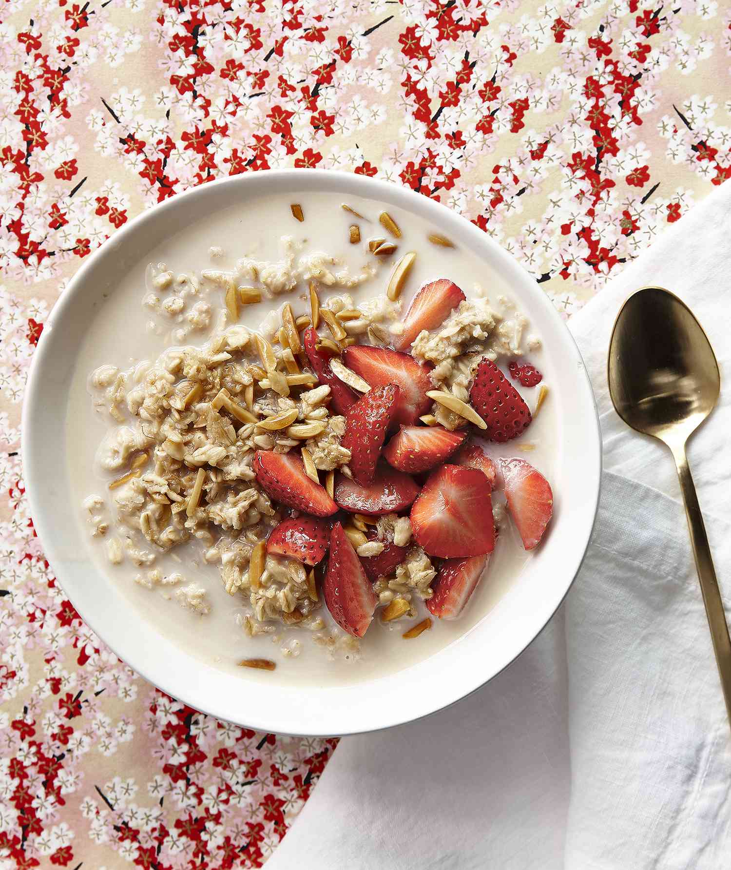 Overnight Oats With Strawberries and Toasted Almonds 