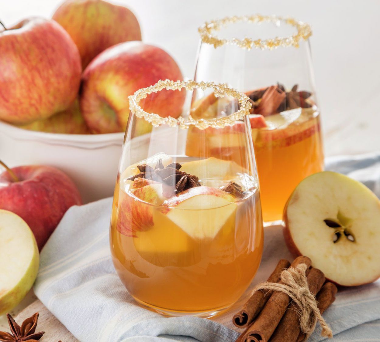 Apple Cinnamon-Spiced Cocktail