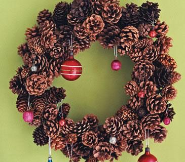 DIY Christmas wreaths - Pinecone ornament wreath