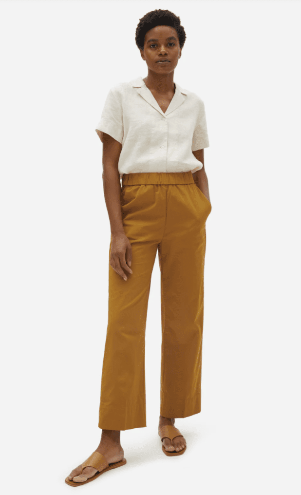 what-to-wear-with-mom-jeans-everlane-The Linen Short-Sleeve Notch Shirt