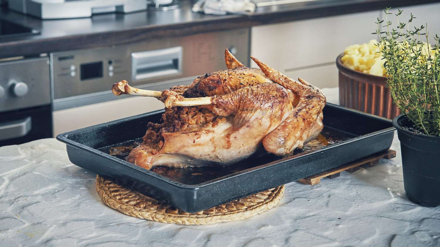 how-to-tell-a-turkeys-done-without-thermometer: cooked turkey in a pan
