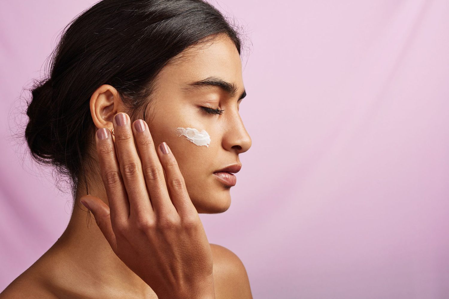 best-moisturizer-for-combination-skin: woman applying moisturizer to skin