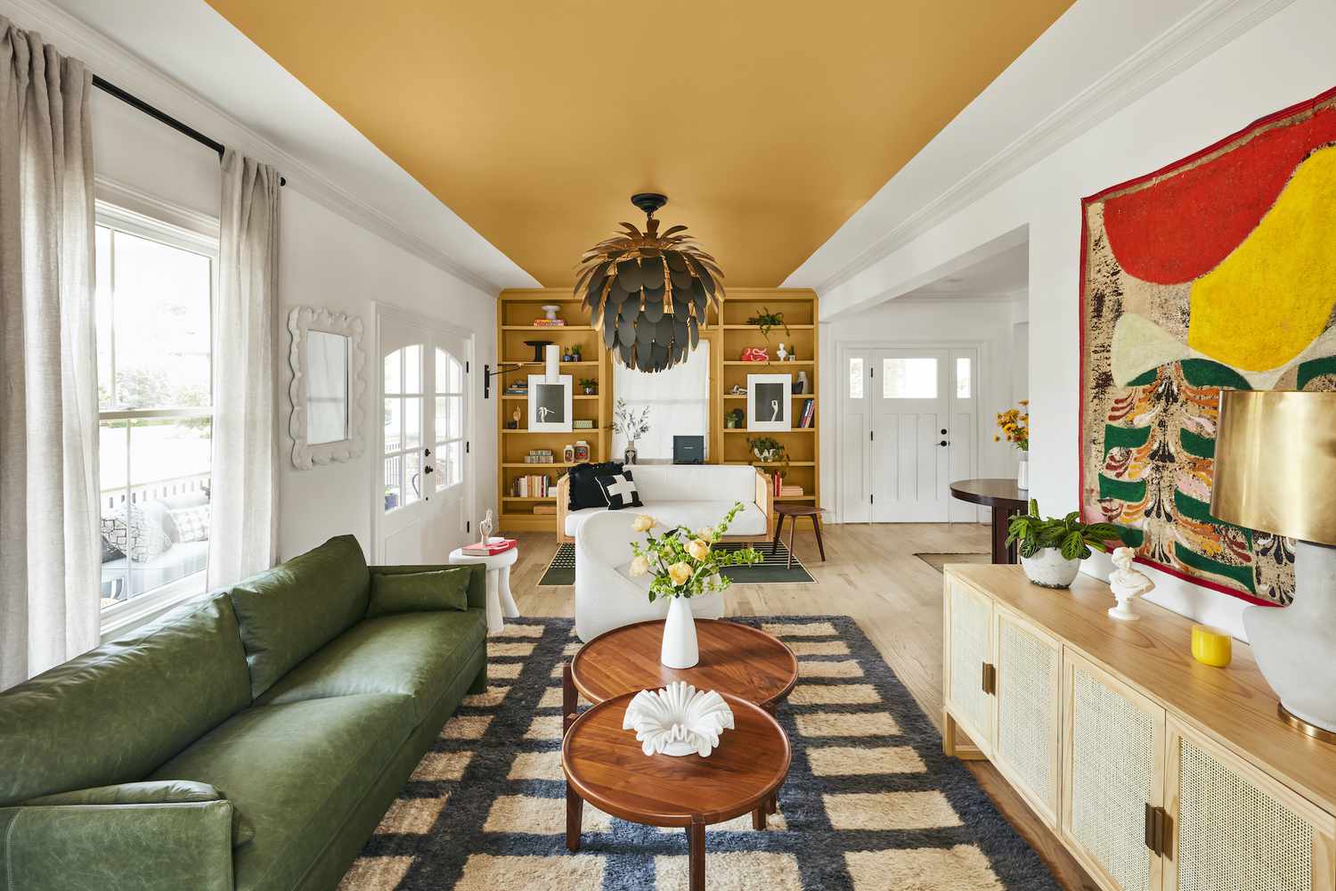 Gold stripe on ceiling in living room