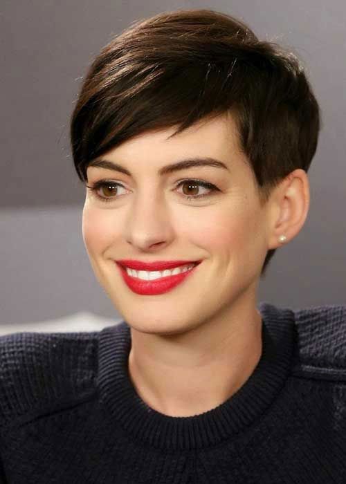 Short hairstyles with bangs for oval faces
