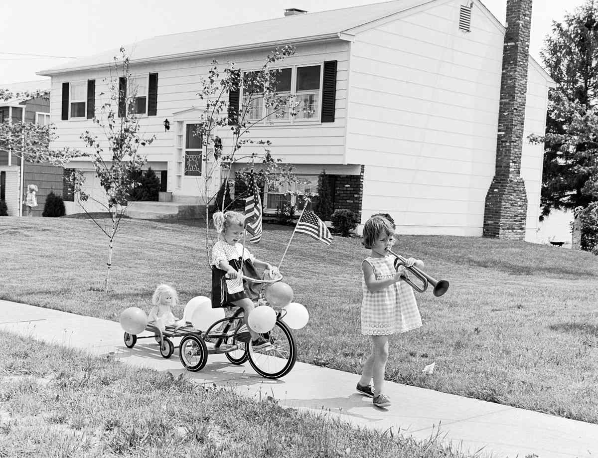 sisters-bugle-bike-parade-vintage