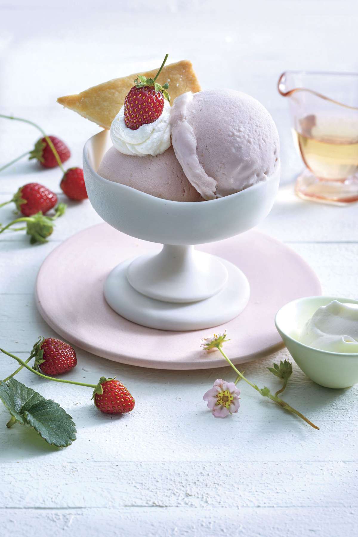 草莓冰淇淋杏仁酥饼和接骨木花Crème