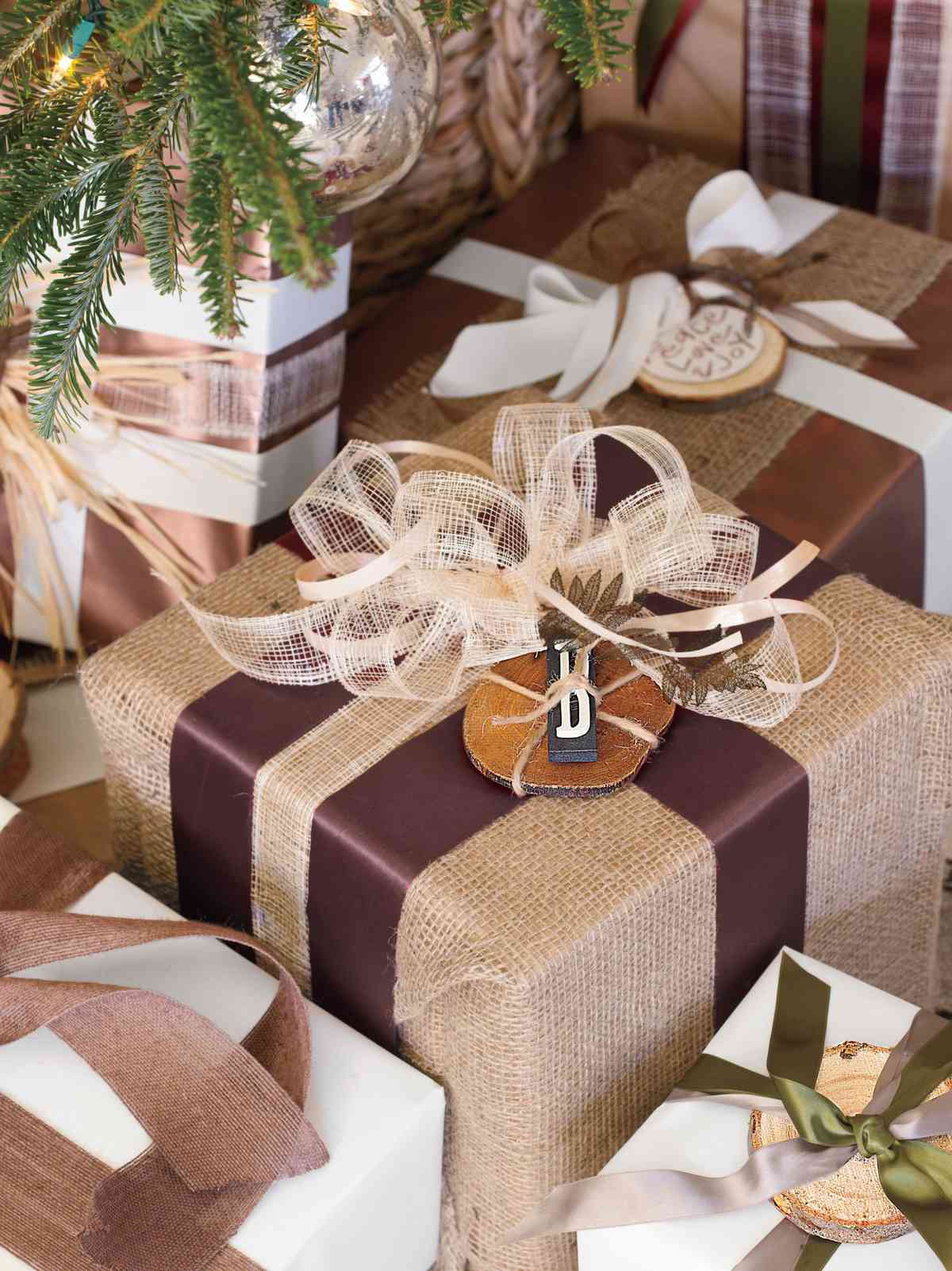 Christmas Decorating Ideas: Burlap Gifts