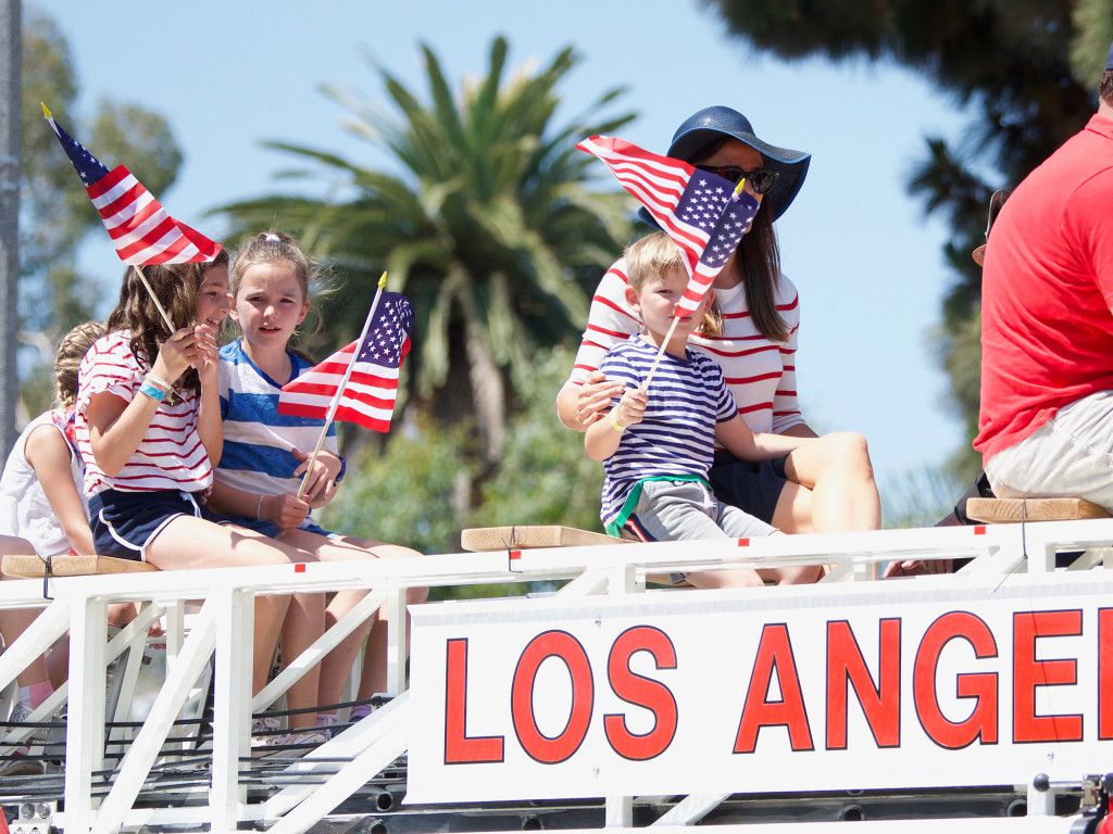 Parading Patriots! Jennifer Garner and Her Kids Ride Atop a Truck During Fourth of July Parade jenniger-garner-4