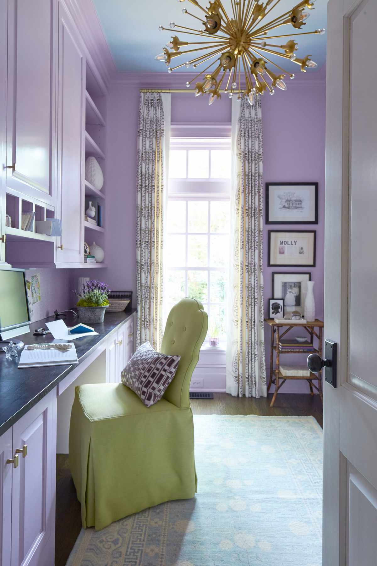 玛格丽特·柯克兰乔治亚装扮紫色办公室