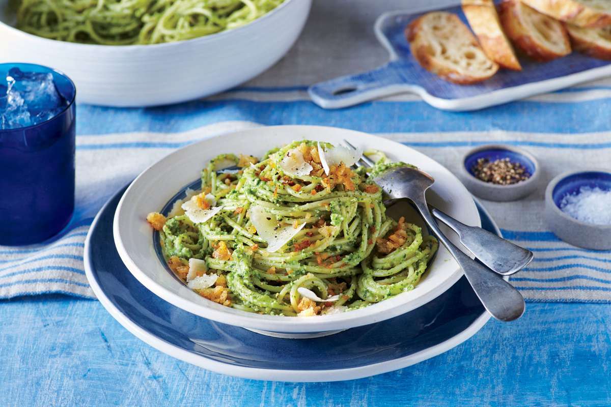 Spaghetti with Pecan Pesto and Garlicky Breadcrumbs