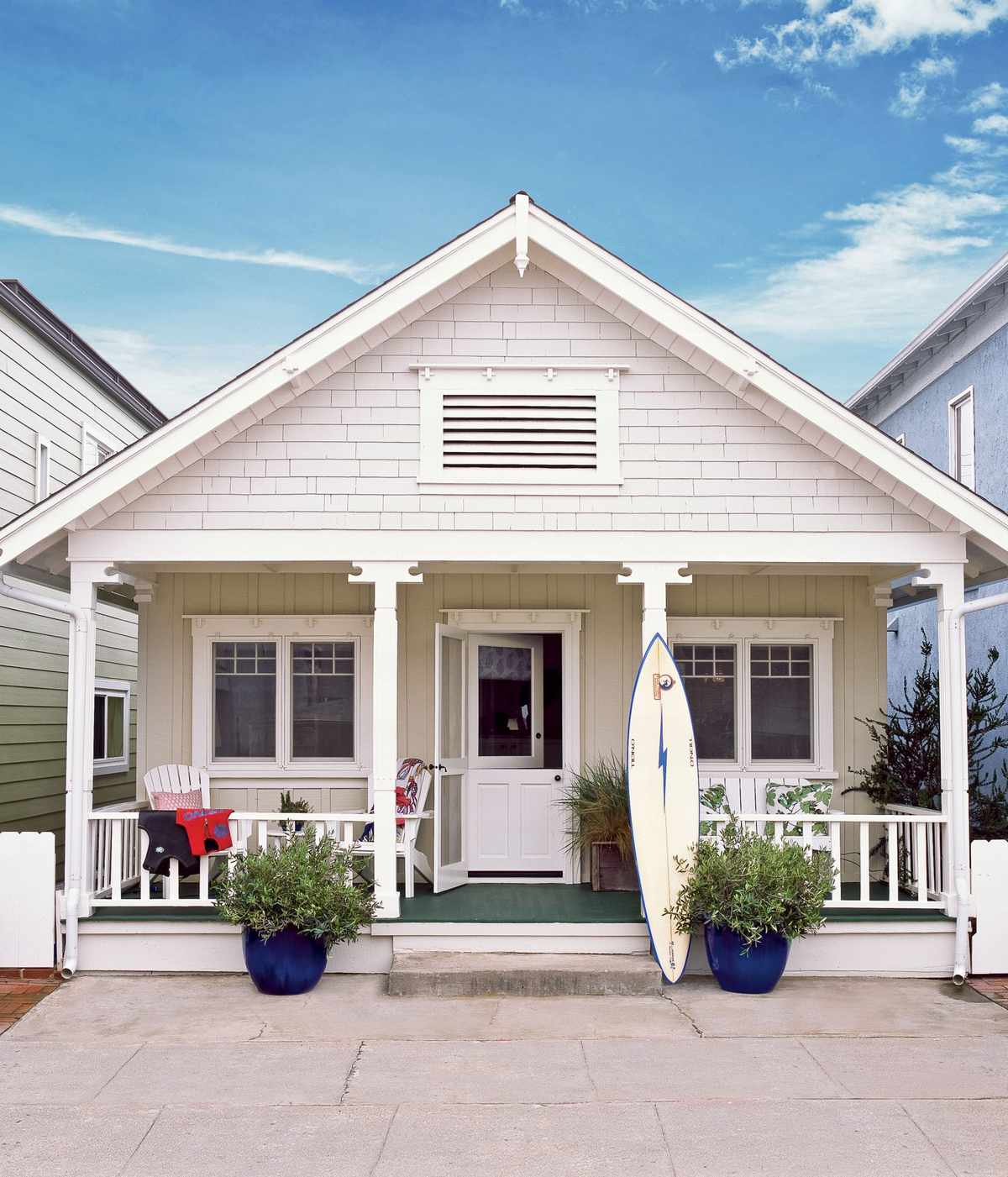 <p>When Susan and Spencer Croul stumbled upon this cottage, they wanted to preserve the cottage's elements that made it so unique and charming. The minimalistic front porch is a nod to this laid-back area. Surrounded by white and cream, this cozy beach cottage looks right at home near the sandy beach.</p>
                            